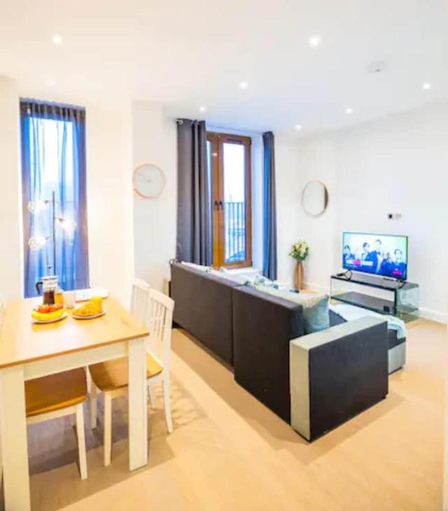 سانت ألبانز ترين ستاتي هي ستريت بيزنيس ليجر