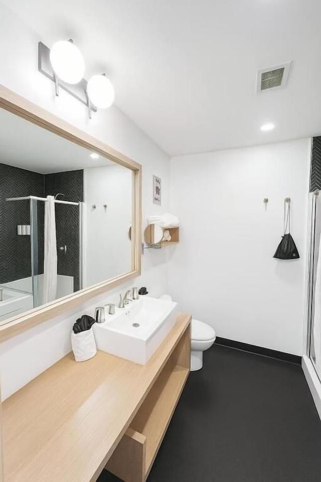 رافين إن وايت هورس