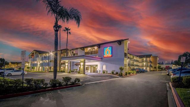 ستوديو 6 أون تاريو، كاليورنيا - كونفينشن سنتر - أيربورت