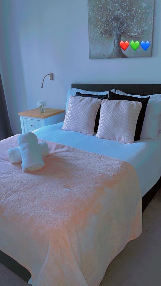 ذا ريدجمونت سات ألبانس هي ستريت- نير لوتون أيربورت -ترين ستيشن -بالكوني