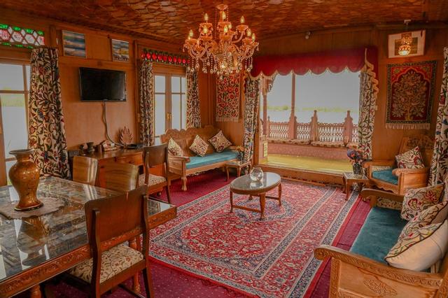 Golden Flower Heritage Houseboat