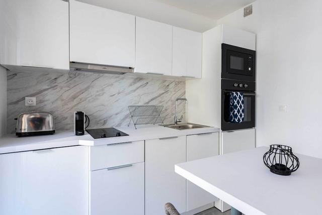 بيوتيفول فلات ويذ بالكوني - 200إي فروم ذا بيتش