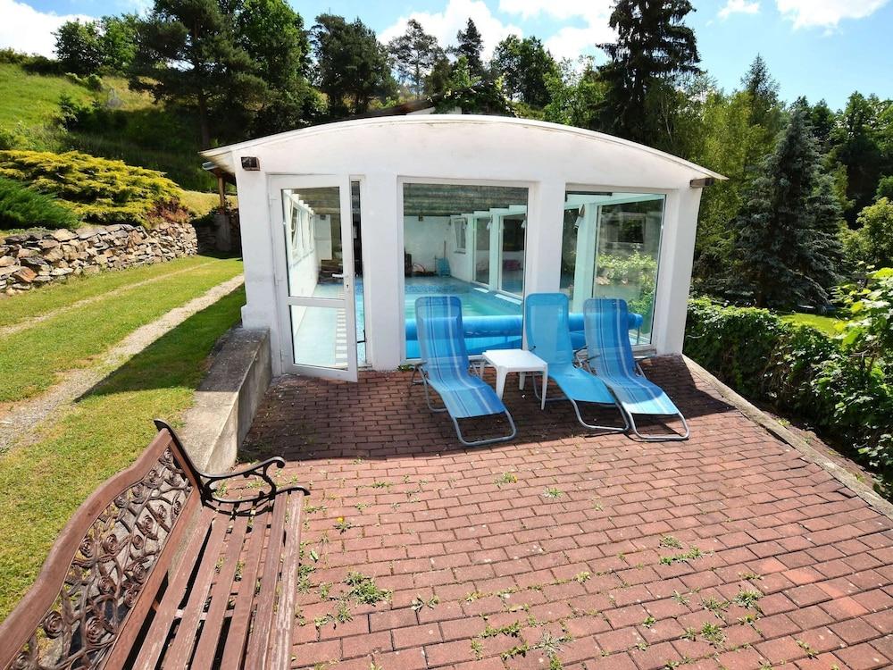 هاوس إن بيتكين ويذ برايفت بول آند سونا