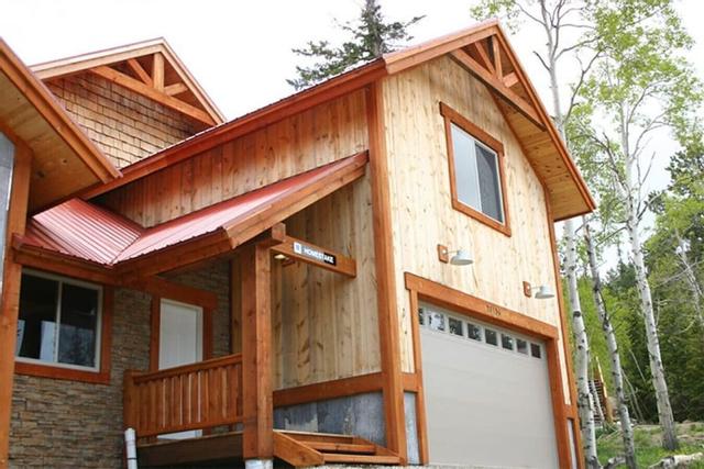 3 بد روم هومستيك تشاليت آت تيري بيك ويذ هوت توب