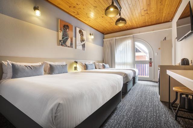 نايت كاب آت فيدرال هوتل ماونت جامبيير