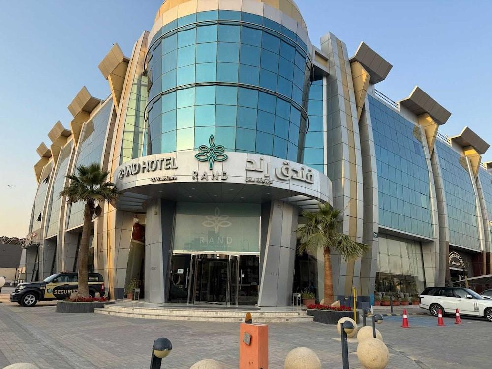 صنداي بيزنس أفينو، فندق رند سابقًا