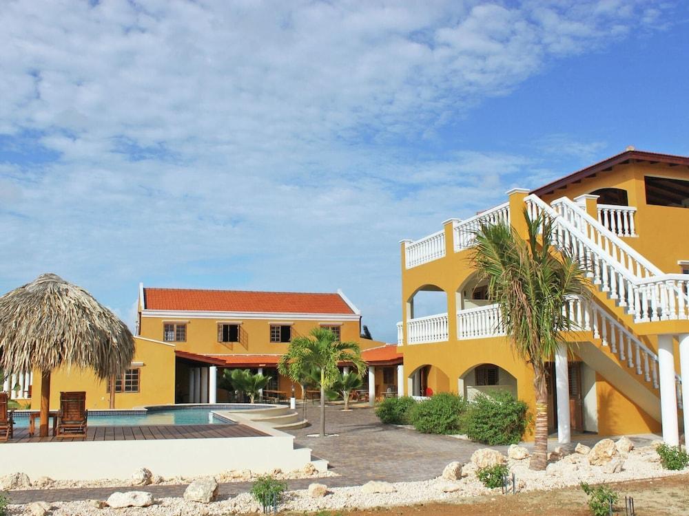 لوفيلي أبارتمنت إن كرالينديك ويذ سويمينج بول