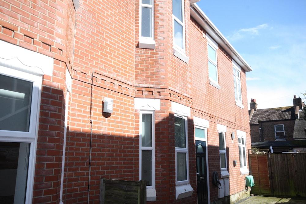 هوليداي هوم ويذ هوت تب آند ساونا