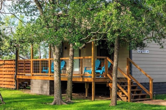 بلوبونيت ووترفرونت كوتيدج ويذ هوت توب