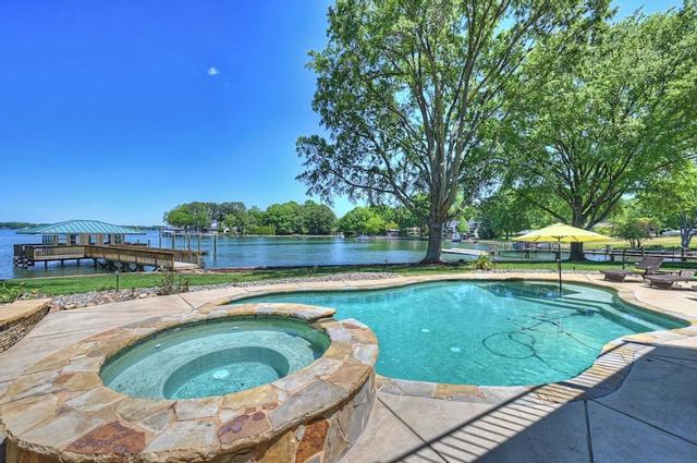 ووتر، ووتر إيفريوهير باي أفانتستاي بول + دوك