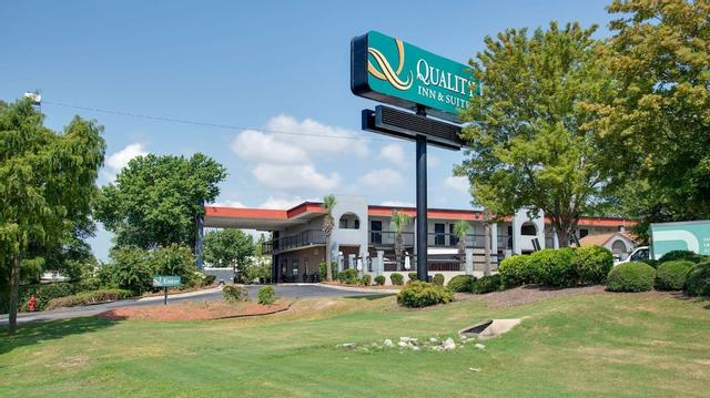 كواليتي إن آند سويتس إيكين إيست