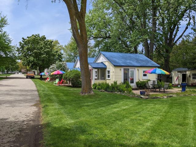 ليتل ييلو كوتيدجز