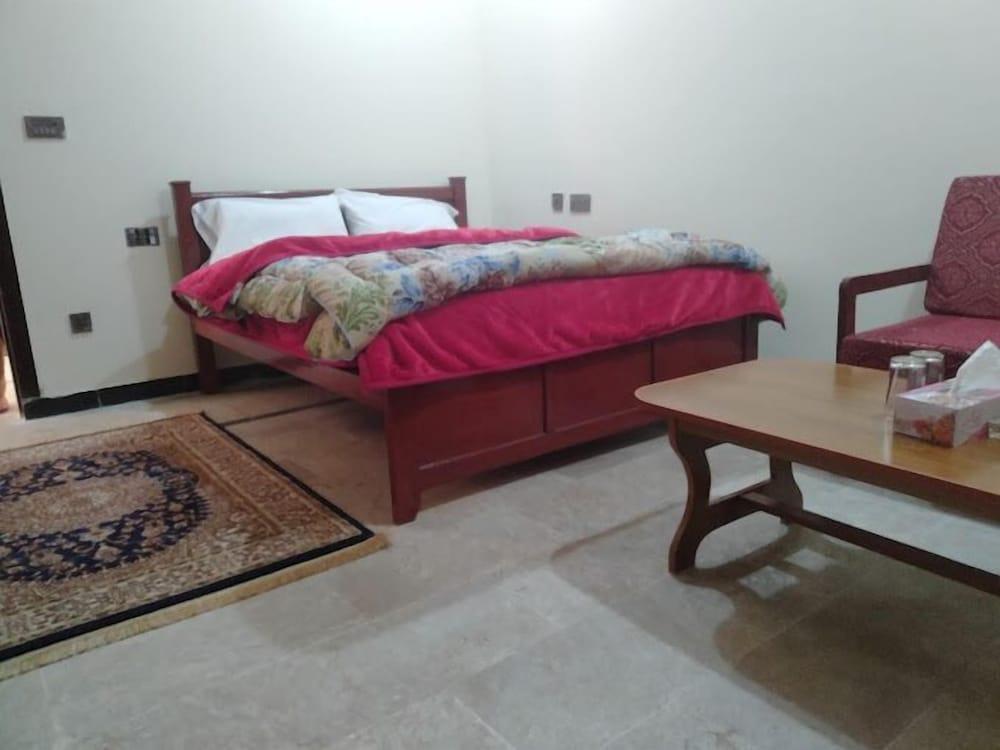 فالي إن هوتل باج