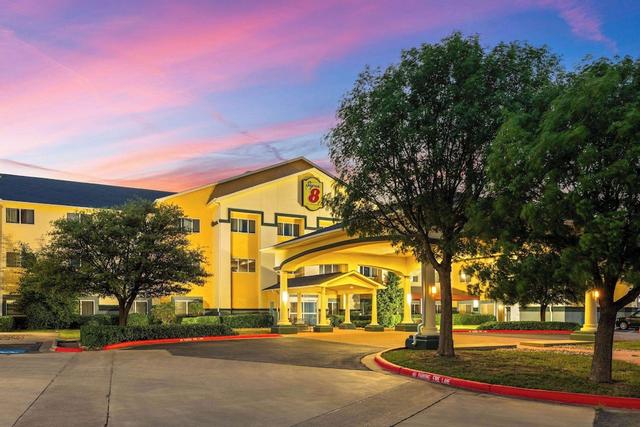 سوبر 8 باي ويندام لوبوك ويست