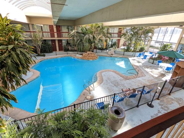 رد روف إن بلس + ويتشيتا إيست