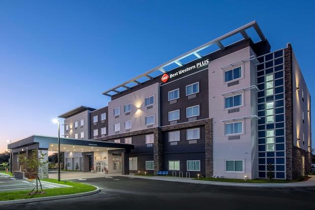 بست ويسترن بلس ليك لاند