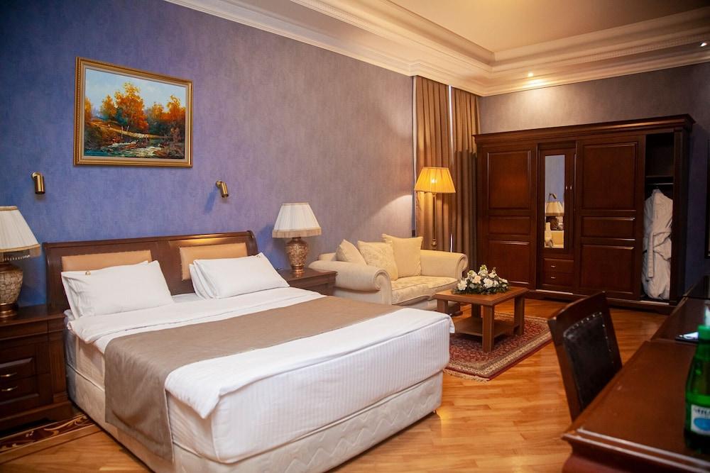 إيه واي إف بالاس