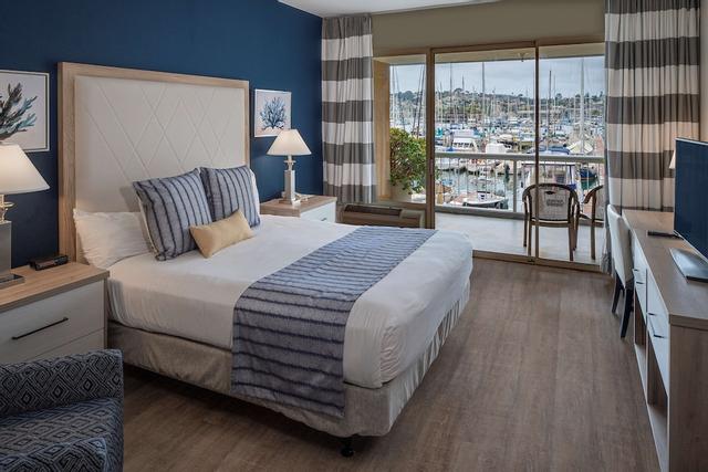 باي كلوب هوتل آند مارينا