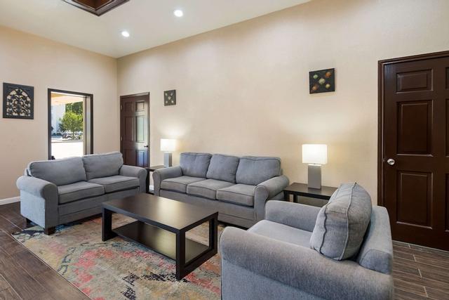 كواليتي إن آند سويتس لوفكين