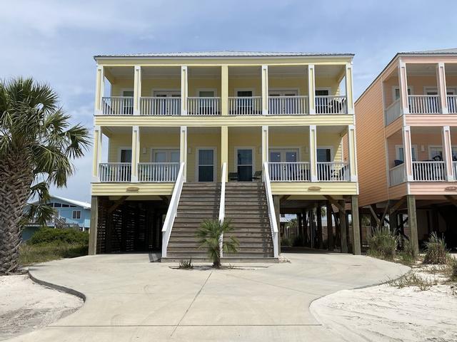 A Beach Life 1b 3 Bedroom Home by Redawning
