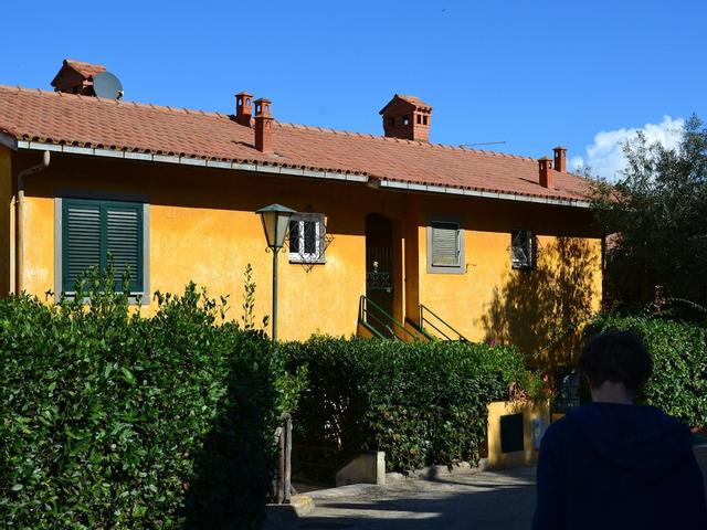 Large Apartment With sea Views in a Spacious Garden With a Shared Pool