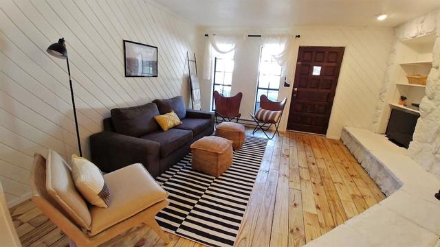 Claim_jumper_townhouse_15