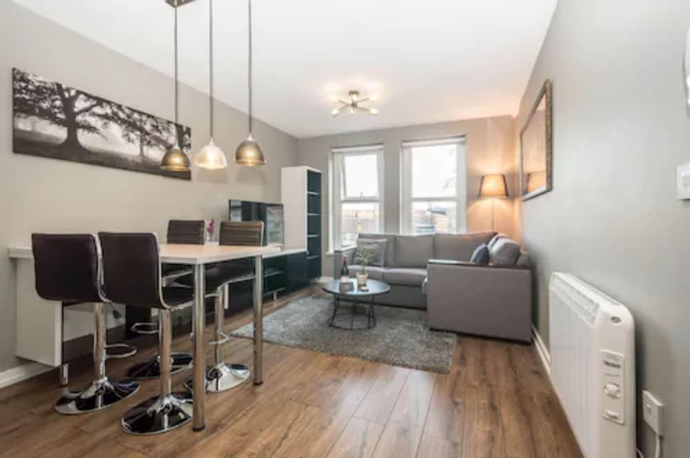 آرون وايز سيرفيسد أبارتمنتس