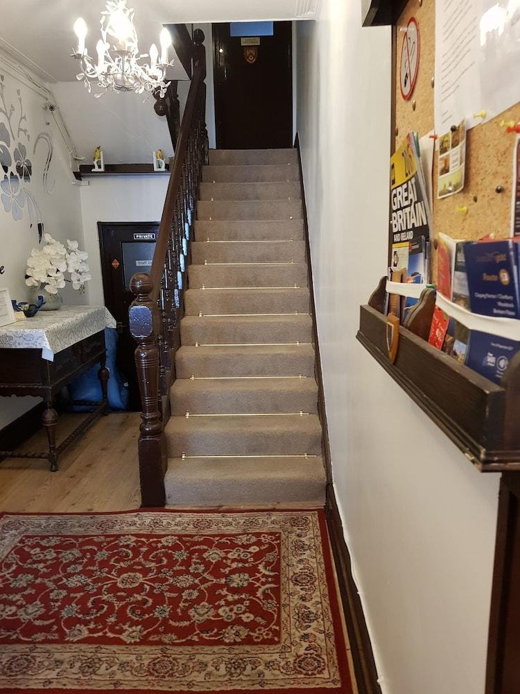 آدمز جيست هاوس