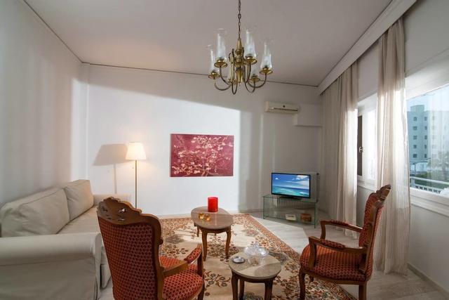 Bright stylish flat 10' walk to centre