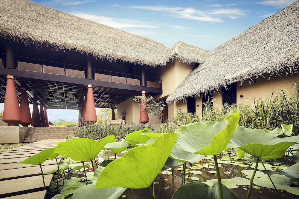 جيتوينج فيل أويانا، إيه لاكشري ريزيرف