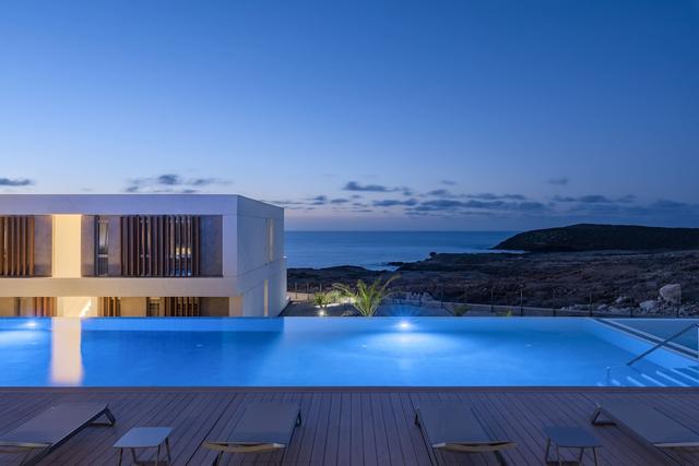 كورا نيفاريا بيتش