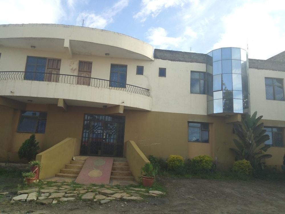 بريستين بارادايس هوتل