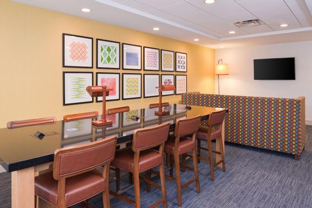 هوليداي إن إكسبرس آند سويتس إنديانا بوليس دت ن-كونفي س رر أريا باي آيتش جي