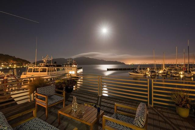 ووترز إيدج هوتل