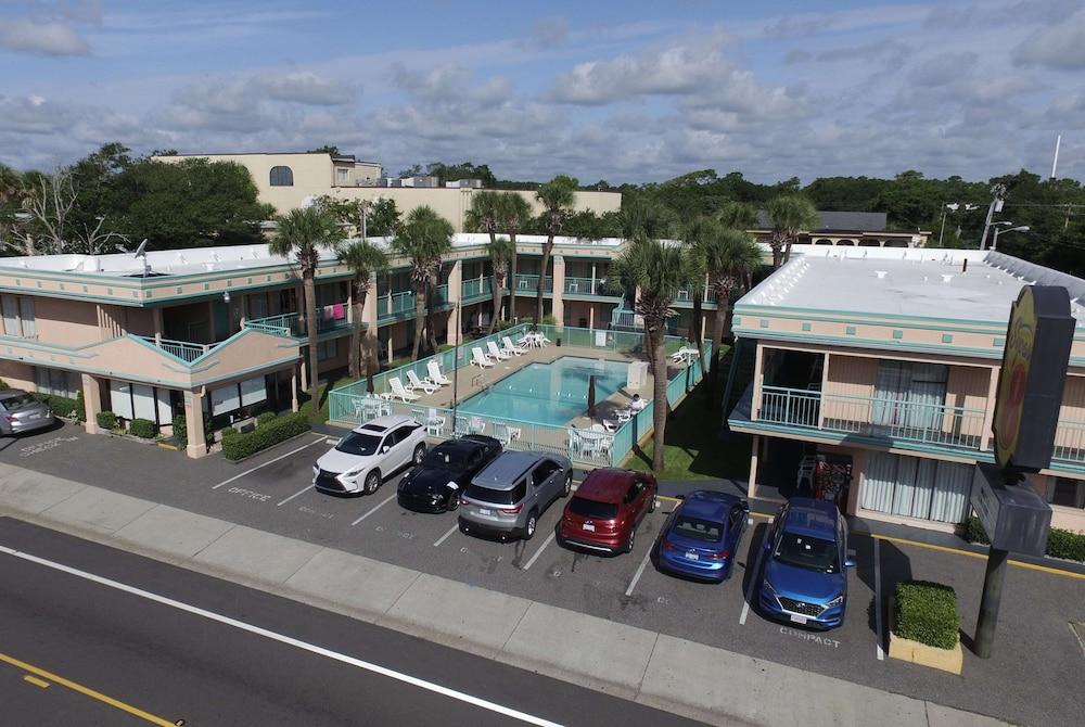 Royal Palace Inn & Suites