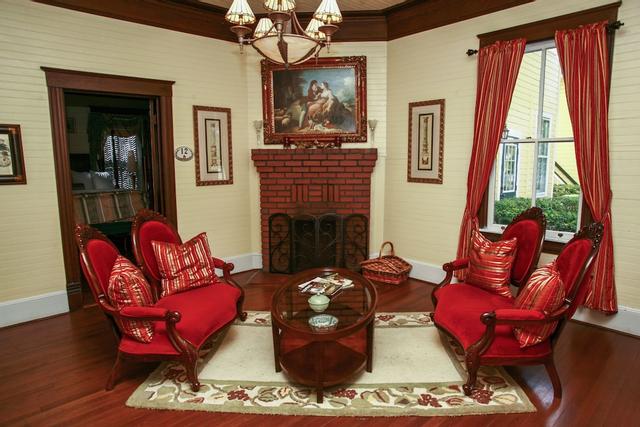 كومبز إن آند سويتس