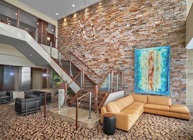 ميتيرا هوتل أون وايت