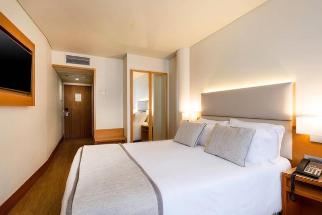 ذا أزورياني بوتيك ، آن أسسيند كوليكشن هوتل