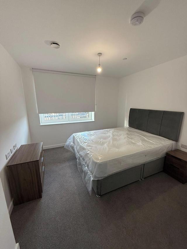 ستراتفورف 2 بد د أبات، سليبس 4 ويذ برايفت جاردن