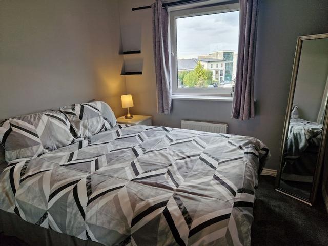 Stylish 2-bed Apartment - Sleeps 4, Parking & Wifi
