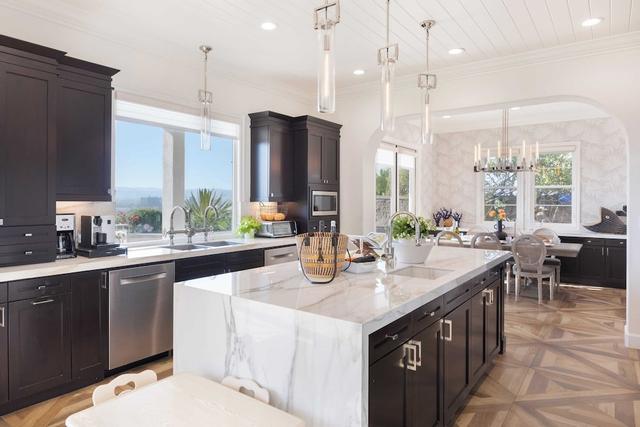 Ocean View Escape With Private Hot Tub, Gourmet Kitchen, Fireplace, Fitness Room