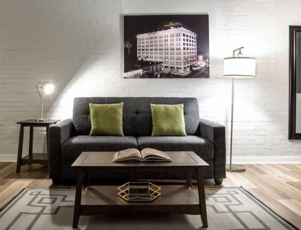 Contemporary 2BR 2BA Apartment by Cozysuites
