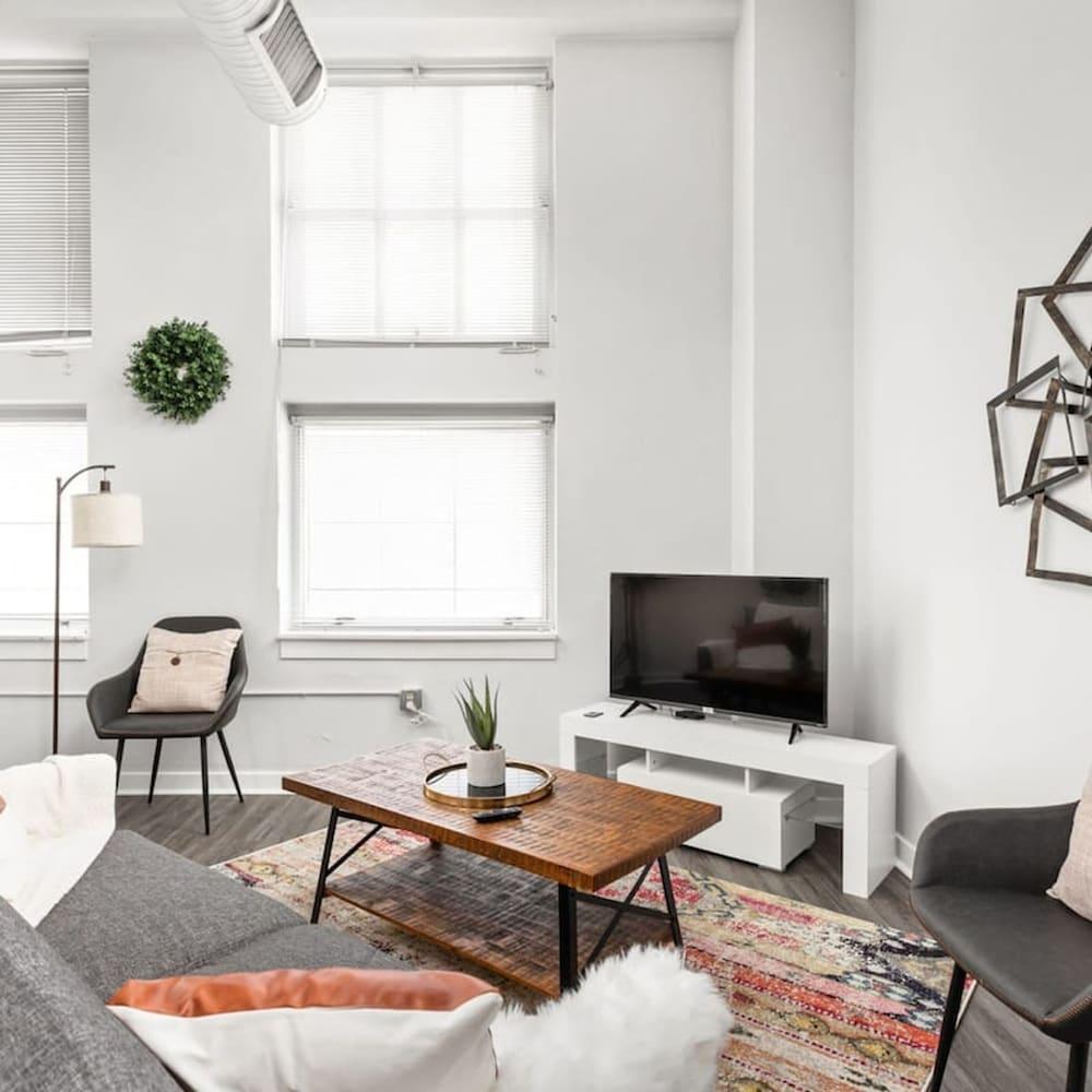 TWO Indy Modern Apartments by Cozysuites