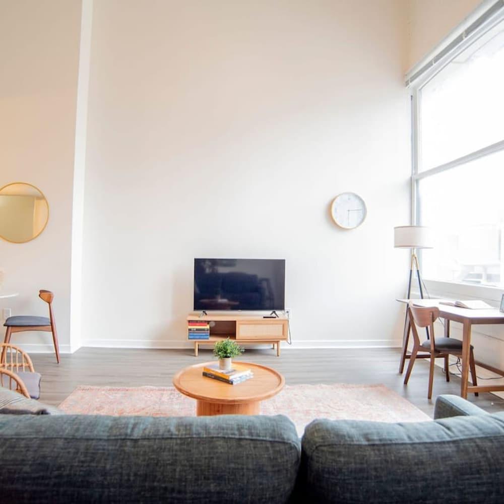 3BR Cozysuites The Block Direct Skybridge Access1