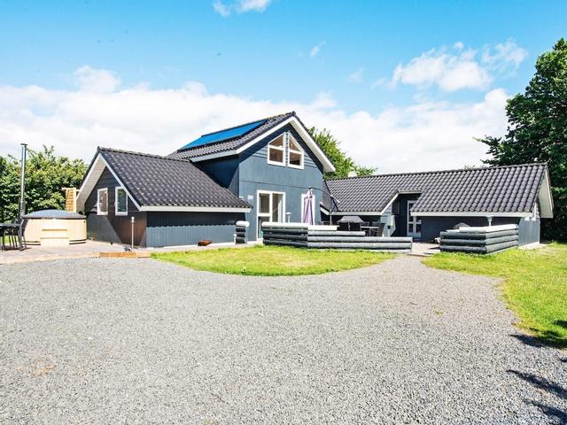 10 بيرسون هوليداي هوم إن خويلسميندي باي تراوم