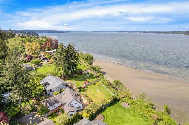 Colonial Bluff House Above the Sea by Avantstay