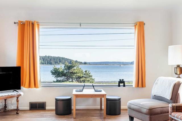 The Little Pink House by Avantstay Water Views